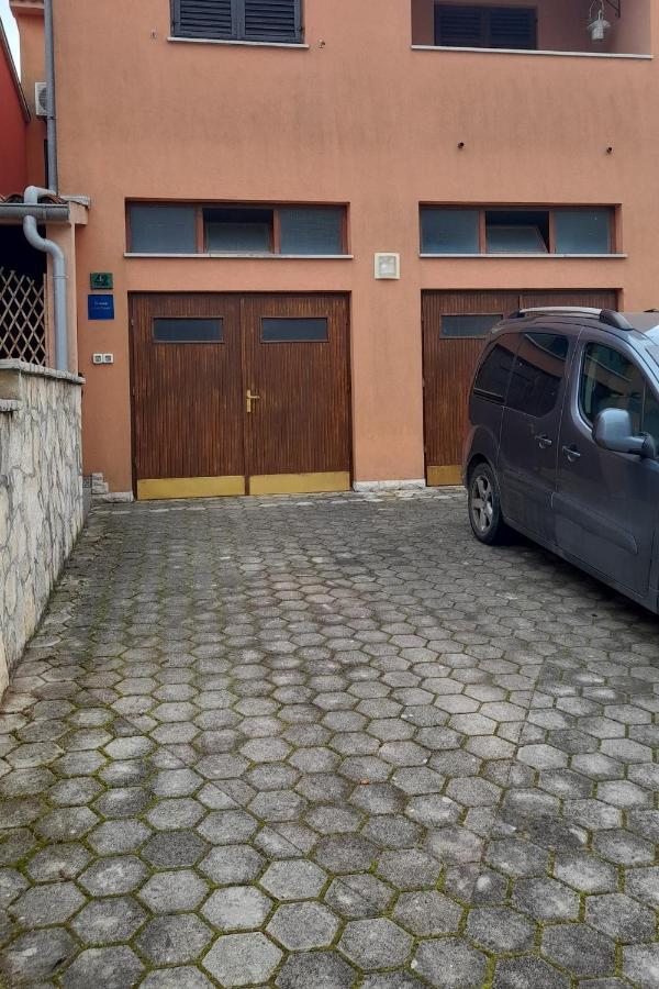 With A Parking Space - 20673 * Pola